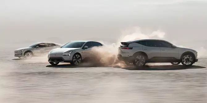 Kuvassa Polestarin malliston autoja hiekkaisessa maisemassa